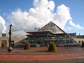 Archivo:Station Rijswijk piramide 2005