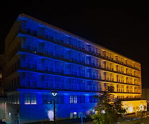Archivo:U.S. Embassy Islamabad lit up with Ukrainian colours to stand in solidarity (1)