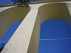 Archivo:Viaducto del Vertillo tras repintado en 2010
