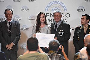 Archivo:Villarruel con veteranos de malvinas 2024