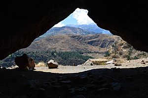 Archivo:Vista desde el interior en la Cueva de Guitarrero hacia el este