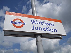 Archivo:Watford Junction stn Overground signage