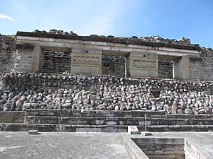 Archivo:Zona arqueológica de Mitla