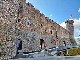 001 Muralla d'Hostalric, baixada de l'Ararà, amb la torre homònima al fons.jpg
