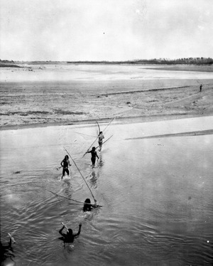 Archivo:A. Fiskare gå över Pilcomayo. Rio Pilcomayo, Bolivianska Chaco. Rio Pilcomayo, El Gran Chaco - SMVK - 004711