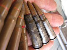 Archivo:AK-47 bullets from China, Pakistan and Russia