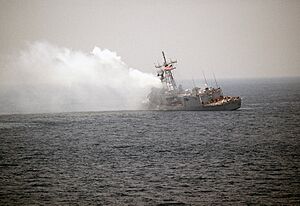 Archivo:A port quarter view of the guided missile frigate USS STARK (FFG 31) listing to port after being struck by an Iraqi-launched Exocet missile - DPLA - ea32d9117fb4973359103931e4327595