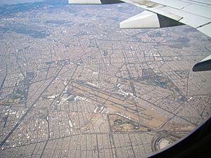 Archivo:Aerial View of Mexico City Airport on 3.21.11