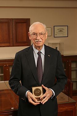 Alejandro Zaffaroni HD2004 Winthrop-Sears Medal.JPG