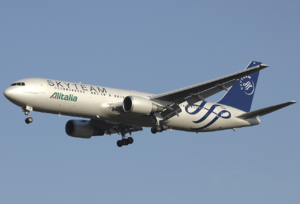 Archivo:Alitalia Boeing 767-300ER EI-DBP FCO 2009-6-5