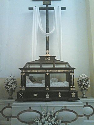 Archivo:Altar de la Santa Vera Cruz y el Santo Entierro