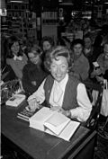Archivo:Autogrammstunde mit Schriftstellerin Utta Danella (Kiel 66.962)