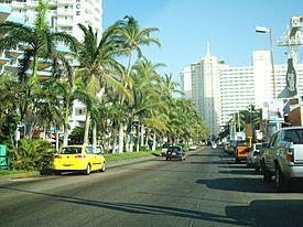 Archivo:Avenida Costera Miguel Alemán de Acapulco, México