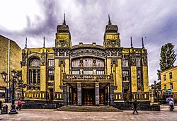 Archivo:Azerbaijan State Academic Opera and Ballet Theatre main façade, 2015
