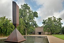 Archivo:Barnett Newman Broken Obelisk Rothko Chapel (HDR)