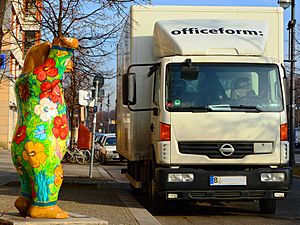 Archivo:Berlin bear + Nissan Atleon. Spielvogel 2013