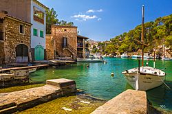 Archivo:Boat and scenery in Cala Figuera, Mallorca (Spain) (23582554881)