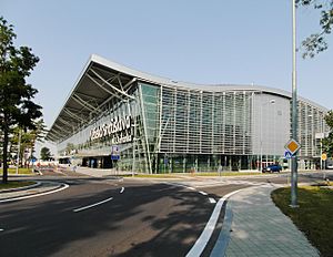 Archivo:Bratislava Airport new terminal BTS