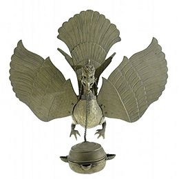 Archivo:COLLECTIE TROPENMUSEUM Messingen wandlamp in de vorm van een gekroonde Garuda het heilige rijdier van de hindoe-god Vishnu TMnr 235-2