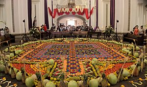 Archivo:Carpet and decoration for Semana Santa in church La Merced in Antigua, Guatemala