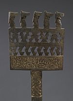 Archivo:Chancay - Orator's Staff with Carved Warriors - Walters 61356 - Front Detail A