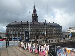 Archivo:Christiansborg and election posters