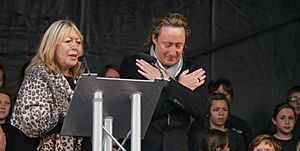Archivo:Cynthia and Julian Lennon at the unveiling ceremony of the John Lennon Peace Monument in Liverpool - celebrating John Lennon's 70th Birthday - October 9th 2010 (retouched)