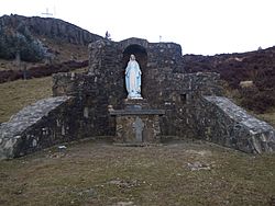 Archivo:Devil's Bit Statue of Virgin Mary