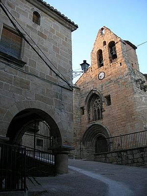 E06 Carrer de l'Església, amb l'Ajuntament i Sant Jaume.jpg