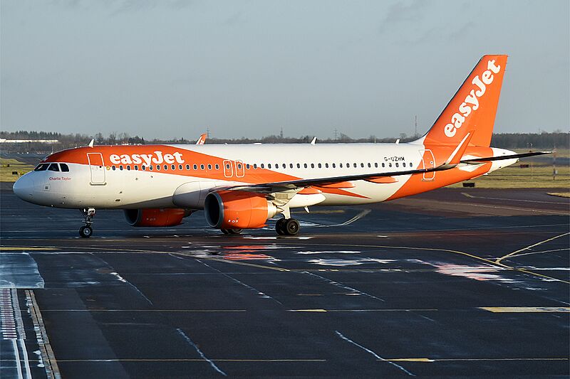 EasyJet, G-UZHM, Airbus A320-251N (49602109582)