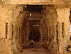 Archivo:Entrance to mantapa (hall) in Someshvara Temple at Kolar