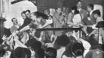 Archivo:Evita en el trena - campaña electoral 1946 -Revista 1952 -Biblioteca Juan Alvarez