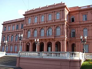 Archivo:Fachada de la Casa Rosada, vista desde Av. Rivadavia