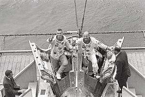 Archivo:Gemini Crew Welcomed by Wasp Crew - GPN-2000-001415