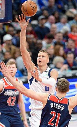 Archivo:Kristaps Porzingis floater (cropped)