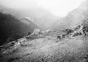 Archivo:L'anomenada casa Valielles en una vall al peu de Busa (cropped)