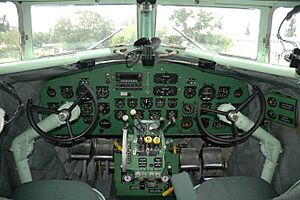 Archivo:Li-2 HA-LIX Cockpit 01