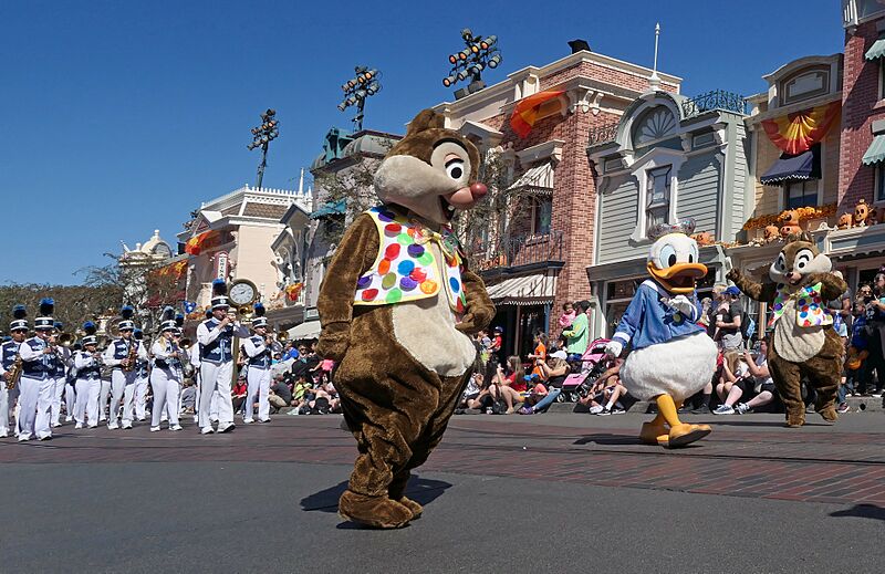 Love a Parade. Disneyland. (48874084926)