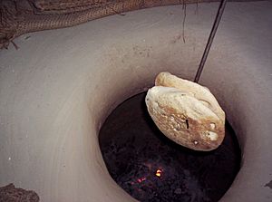 Archivo:Making of Chapati in chulha