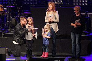 Archivo:Matthew West Family and Mother