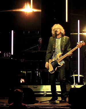 Archivo:Mike Mills of REM Nov 19 2004