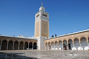 Archivo:Minaret et patio de la mosquée Zitouna au centre de la Médina de Tunis