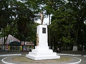 Archivo:Monumento al Mariscal Robledo, Parque La Isleta. Cartago, Valle, Colombia.
