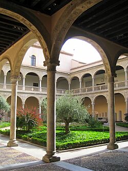 Archivo:Museo de Santa Cruz, Toledo - couryard 1