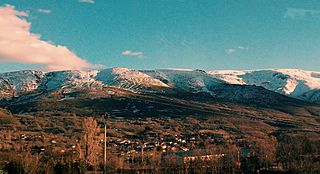 Navacarros con la sierra de fondo.jpg