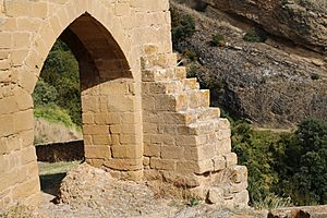 Archivo:Peña - Vista de la arquería junto a la iglesia parroquial de San Martín 01