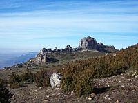 Archivo:Peña del Castillo en la Sierra de Toloño