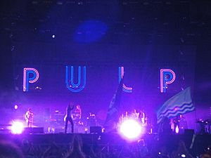 Archivo:Pulp performing at Isle of Wight Festival 2011 9
