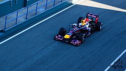 Archivo:Red Bull RB9 Vettel F1 Jerez 2013