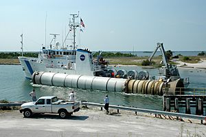 Archivo:STS-114 booster recovery